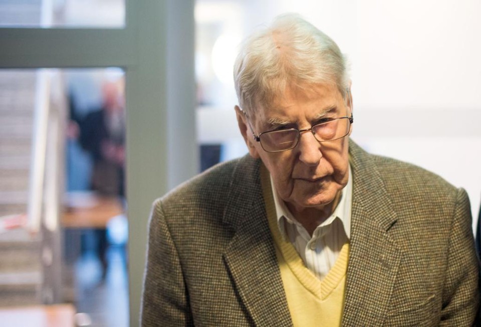Reinhold Hanning é acusado de ser cúmplice em 170 mil mortes referentes ao período em que esteve na guarda de Auschwitz | BERND THISSEN/AFP