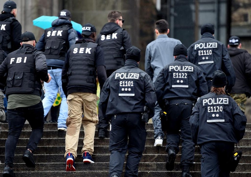 Policiais reforçam a segurança na região de Colônia às vésperas do carnaval, evento que preocupa em relação à segurança | PATRIK STOLLARZ/AFP