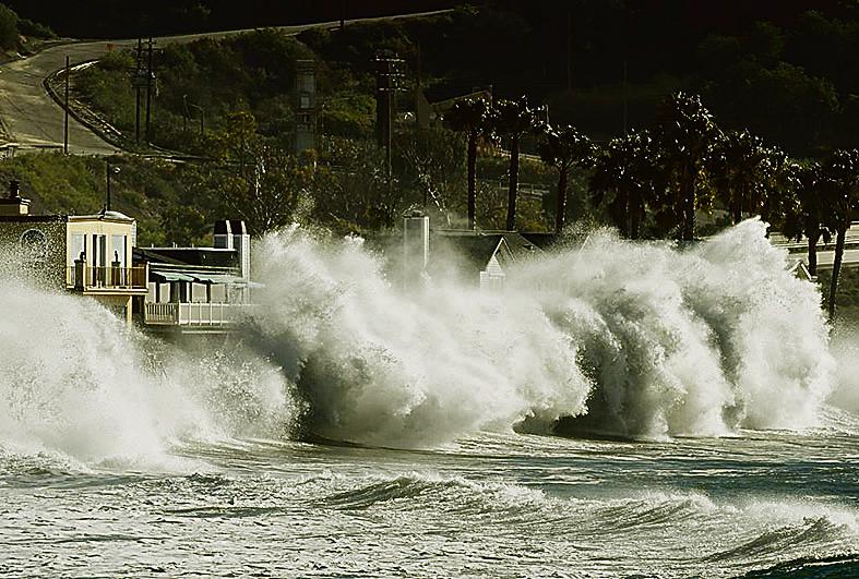 Tempestade precipitada pelo El Niño atinge a praia de Mondo, na Califórnia | MARK RALSTON/AFP