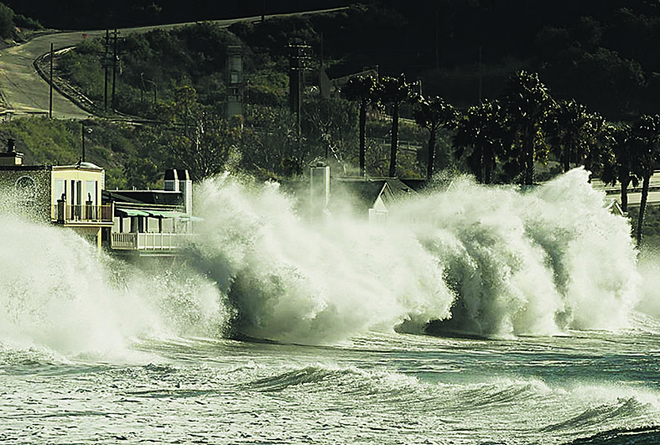 Tempestade precipitada pelo El Niño atinge a praia de Mondo, na Califórnia | MARK RALSTON/AFP