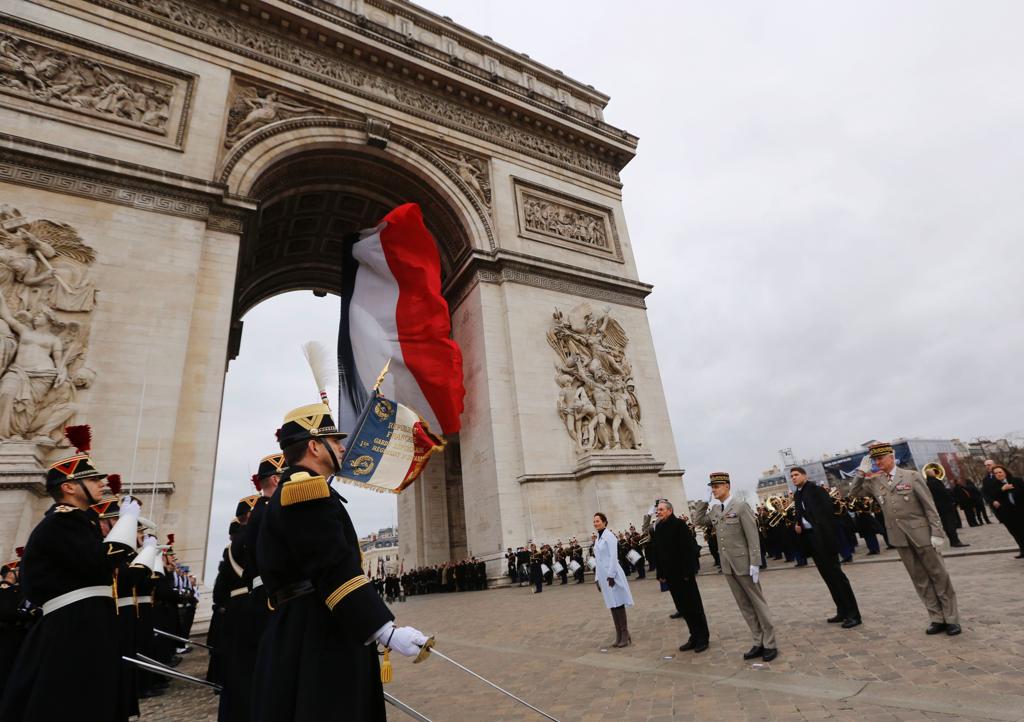 Raúl Castro foi recebido com honras militares para tratar assuntos econômicos entre Cuba e França | JACKY NAEGELEN/AFP