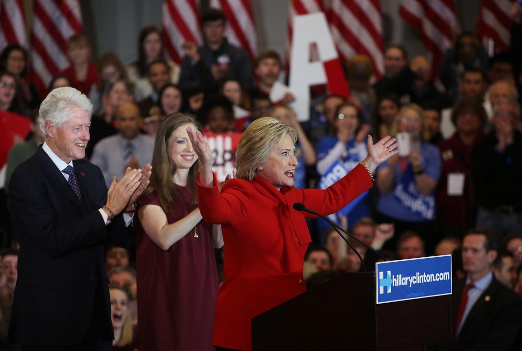 Dirigentes da campanha de Hillary Clinton reivindicaram vitória da pré-candidata no caucus democrata mais equilibrado em Iowa | JUSTIN SULLIVAN/AFP