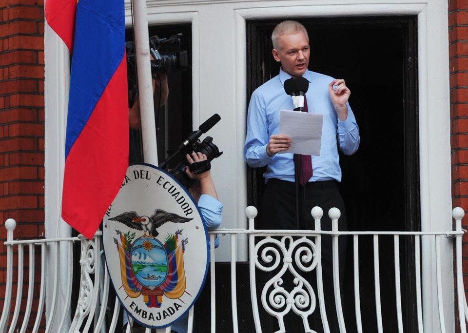 Julian Assange se mantém na embaixada equatoriana sob ameaça de prisão, caso deixe prédio | CARL COURT/AFP
