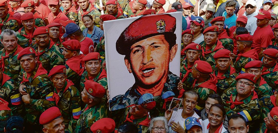 Militares da Venezuela comemoram, no último dia 4, o 24º aniversário do golpe que Chávez articulou para tirar o presidente Carlos Andres Perez. Foi a partir dali que ele tornou-se conhecido para, depois, se eleger presidente, | Federico Parra/AFP