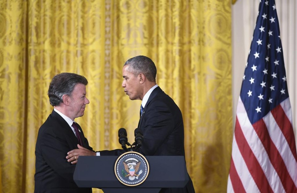 Presidente da Colômbia, Juan Manuel Santos, e presidente dos Estados Unidos, Barack Obama, durante anúncio do plano de paz para o país sul-americano | MANDEL NGAN/AFP