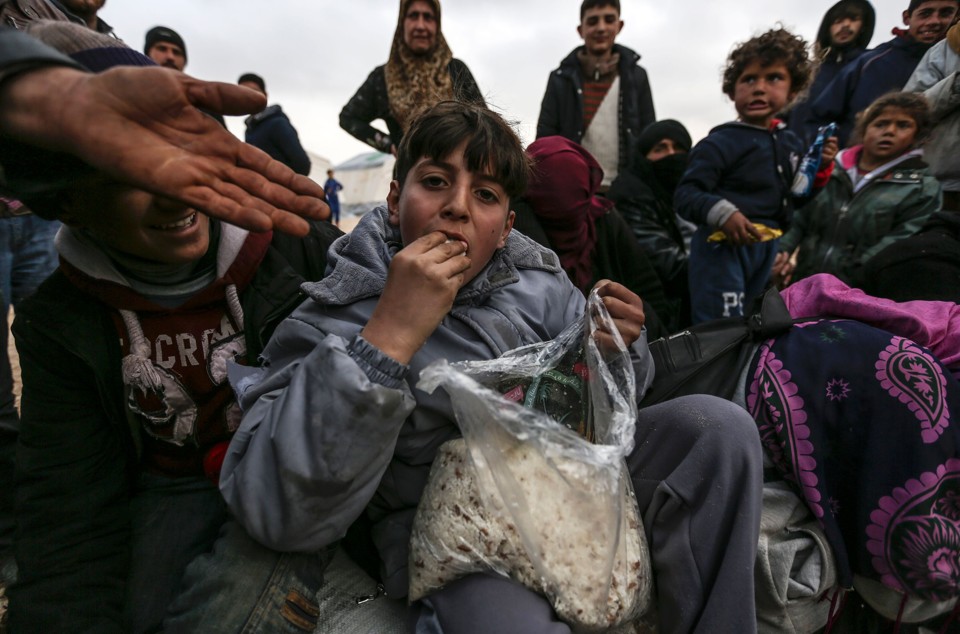 Refugiados sírios  esperam em acampamento em Bab Al-Salama por uma oportunidade de entrar na Europa | BULENT KILIC/AFP