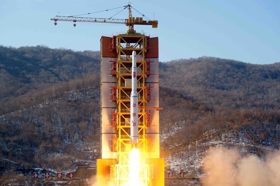 Imagem oficial do governo norte-coreano mostra foguete sendo lançado | AFP