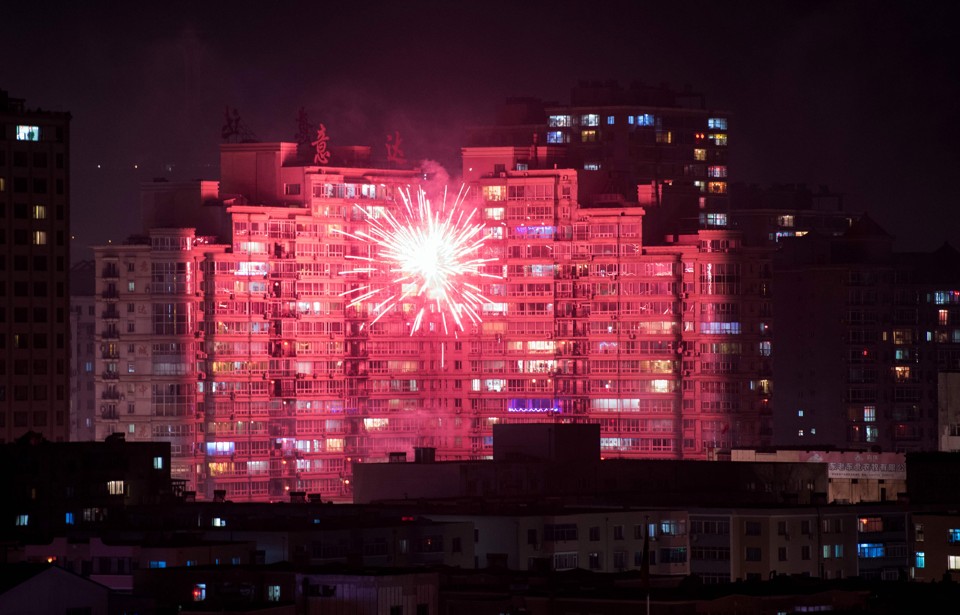 Em Dandong, o ano novo chinês foi celebrado com fogos | JOHANNES EISELE/AFP