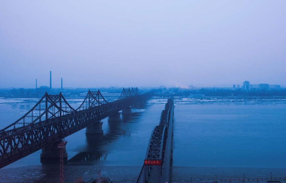 Nevoeiro no Rio Yalu, na cidade chinesa de Dandong, que faz fronteira com a Coreia do Norte | JOHANNES EISELE/AFP