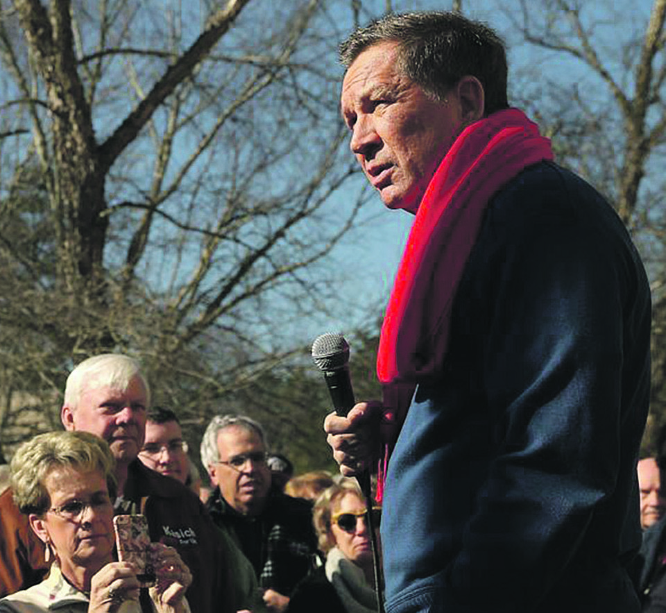 Jonh Kasich em campanha na Carolina do Sul, após conquista importante em New Hampshire | SPENCER PLATT/AFP