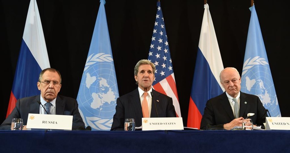 Ministro de Relações Internacionais russo, Sergei Lavrov, secretário de Estado dos Estados Unidos, John Kerry, e comissário das Nações Unidas Steffan de Mistura sentados à mesa de negociações sobre a Síria | CHRISTOF STACHE/AFP