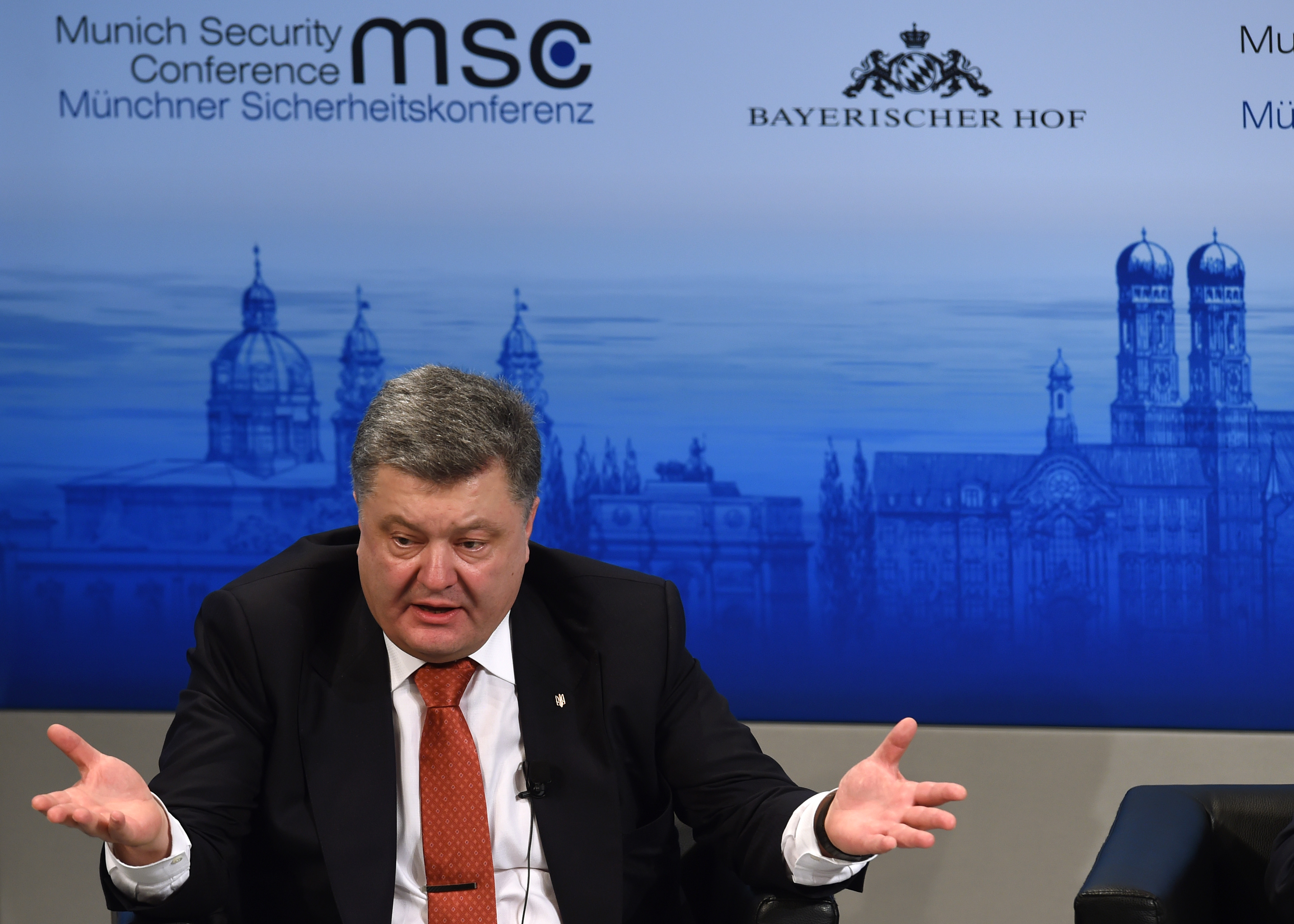 O presidente ucraniano Petro Poroshenko insiste na conveniência de “revitalizar” o gabinete do primeiro-ministro Yatseniuk, que por sua vez ameaçou deixar o cargo em caso de reformas | CHRISTOF STACHE/AFP