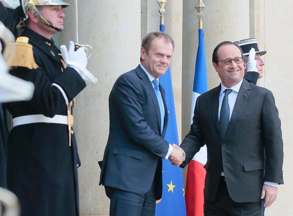 Presidente do Conselho Europeu, Donald Tusk, e presidente francês François Hollande tentam chegar a um acordo sobre exigências britânicas para permanência no bloco | JACQUES DEMARTHON/AFP