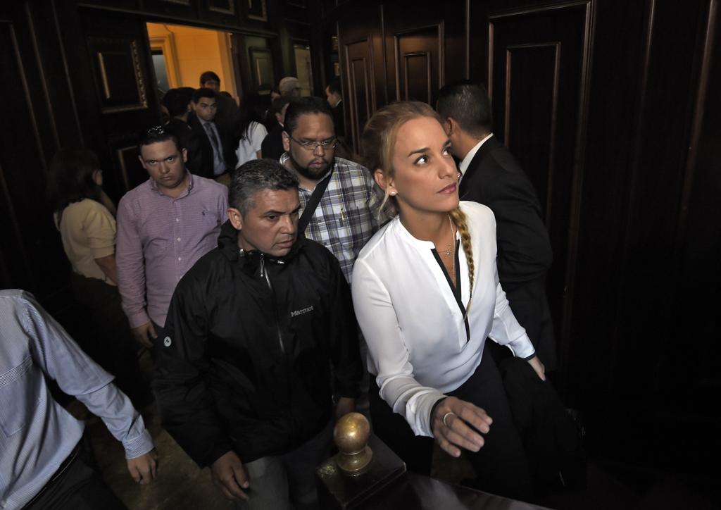 Familiares dos presos políticos, como Lilian Tintori - esposa do opositor de Maduro, Leopoldo López - fazem pressão no Parlamento | JUAN BARRETO/AFP