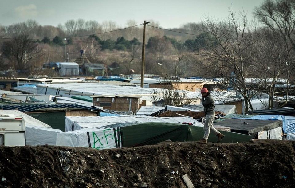 Migrante caminha pelo acampamento de refugiados conhecido como “Selva”, na França | PHILIPPE HUGUEN/AFP