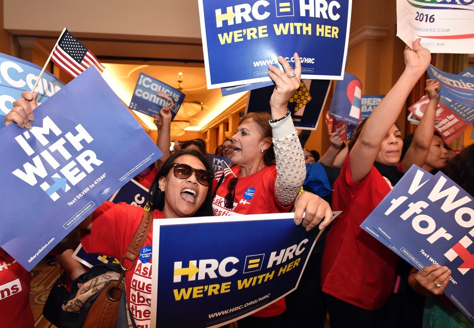 Cartazes em apoio a candidata democrata Hillary Clinton durante as primárias do estado de Nevada. | JOSH EDELSON/AFP