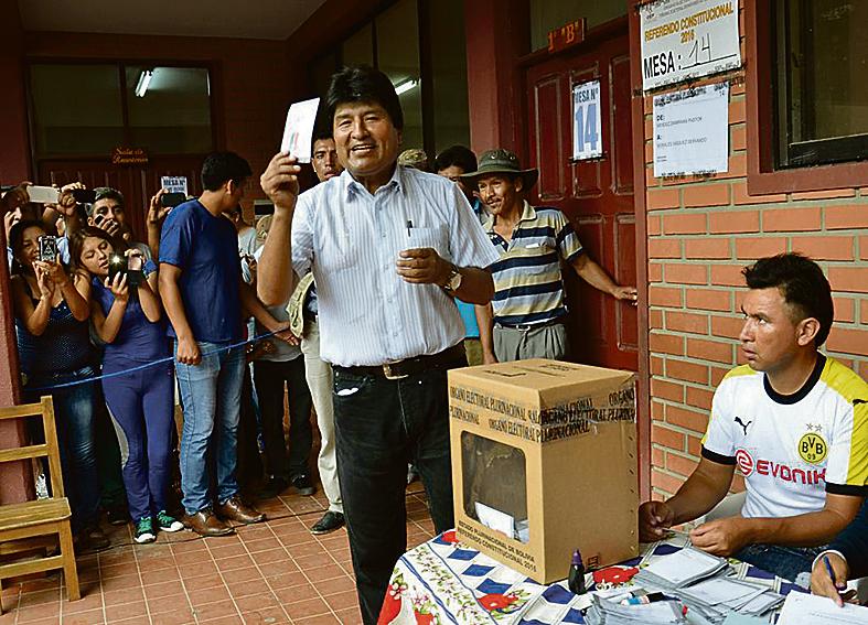 Evo Morales durante a votação do referendo que decidirá se ele pode ou não concorrer a um novo mandato | STR/AFP