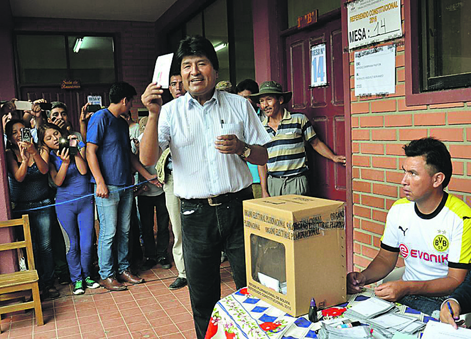 Evo Morales durante a votação do referendo que decidirá se ele pode ou não concorrer a um novo mandato | STR/AFP