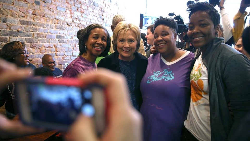 Eleitores tiram foto com HIllary Clinton em Birmingham, no Alabama | Justin Sullivan/AFP