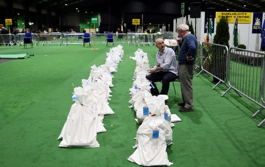 Sacola s com os votos para apuração em um centro de contagem em Dublin. | Paul Faith/AFP