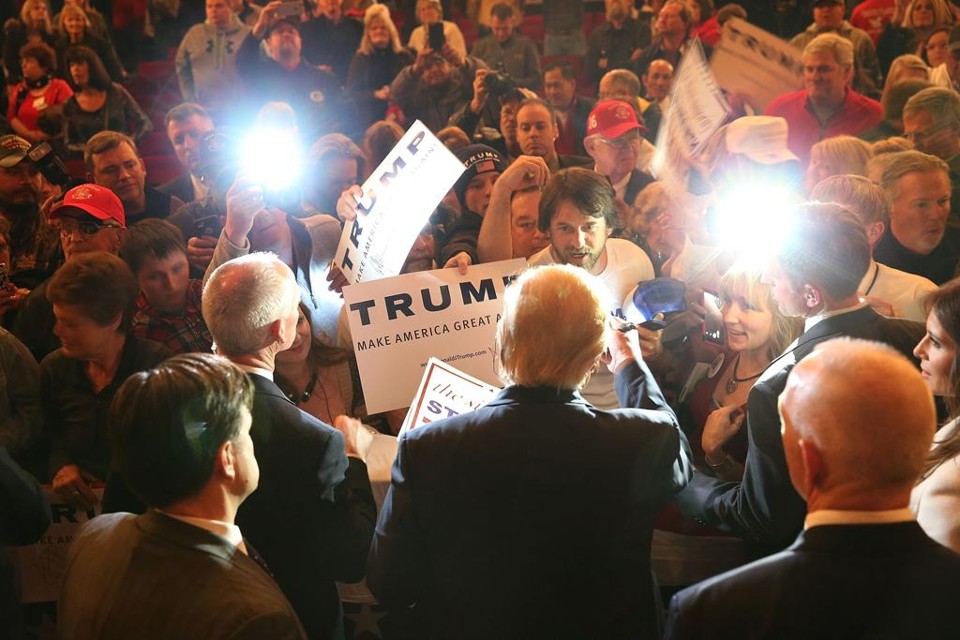 Trump é assediado por eleitores e pela mídia em Iowa em dia de caucus | JOE RAEDLE/AFP
