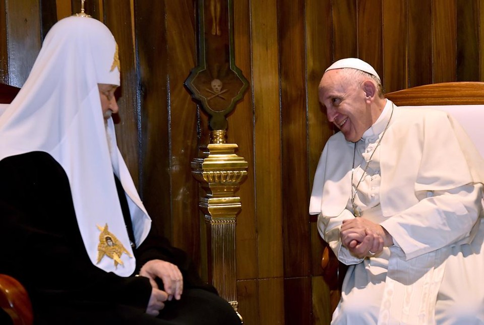 Kirill e papa Francisco se reunem em uma sala do aeroporto para encontro histórico | GABRIEL BOUYS/AFP