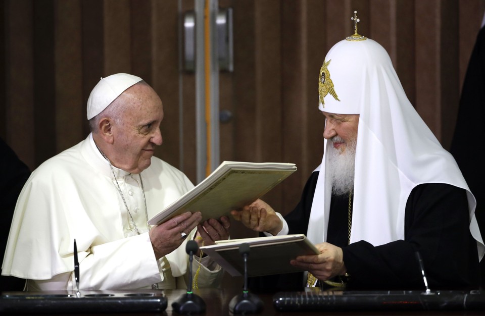 O papa Francisco e o patriarca de Moscou Kirill mantiveram reunião a portas fechadas por mais de duas horas no aeroporto internacional de Havana | GREGORIO BORGIA/AFP