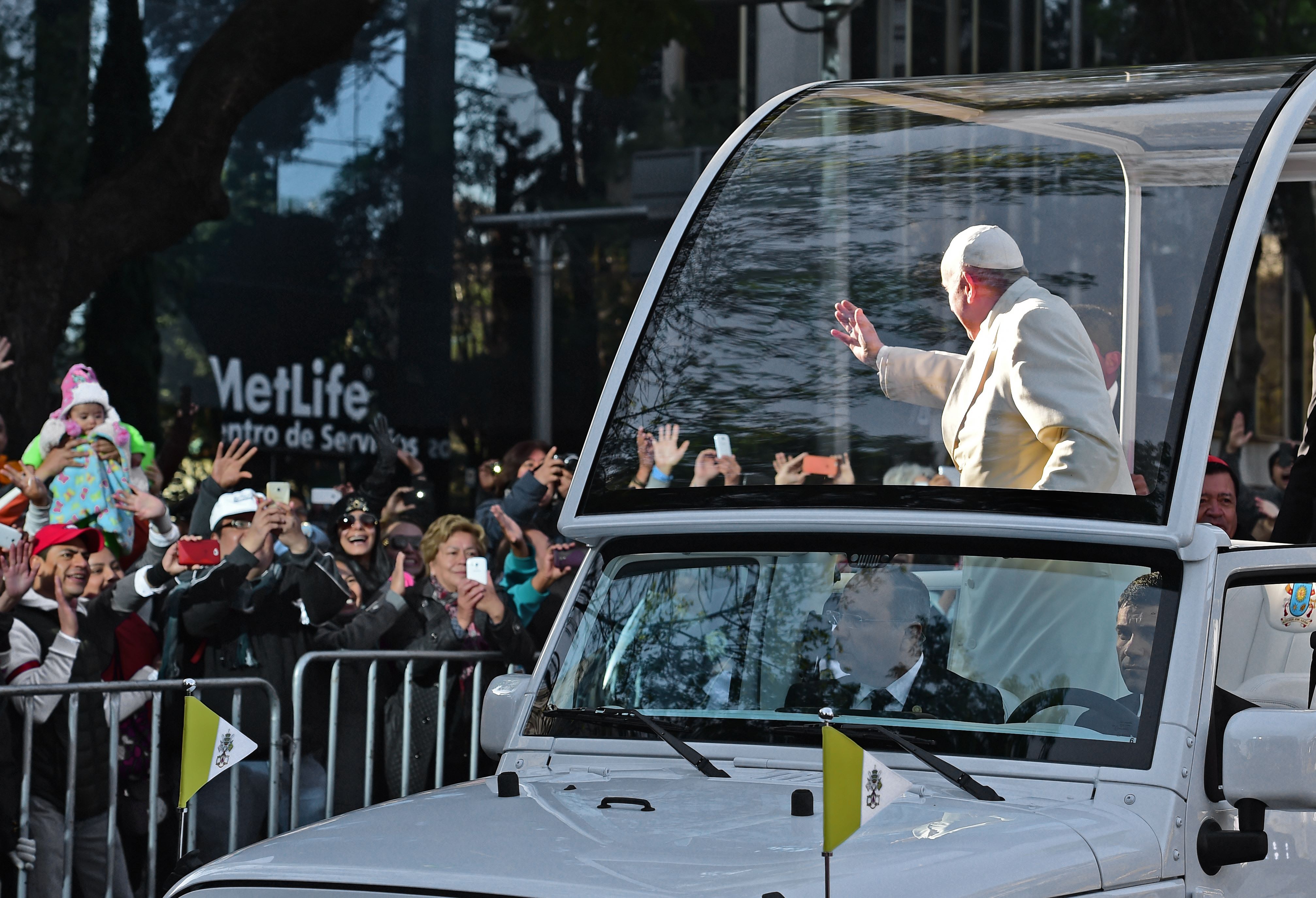 Francisco acena para os mexicanos do papamóvel: visita cercada de expectativas. | Ronaldo Schemidt/AFP