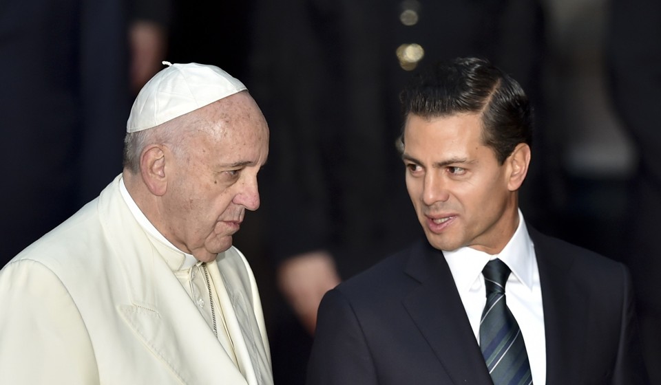 Francisco e Enrique Peña Nieto: México é um país devoto, mas com uma larga tradição laica . | Yuri Cortez/AFP