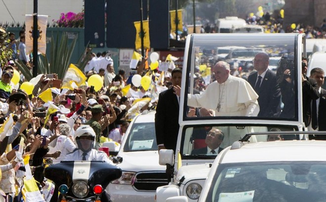 Imagem mostra a chegada do papa aos estado mexicano de Michoacán. fortemente afetado pelo tráfico de drogas | ENRIQUE CASTRO/AFP