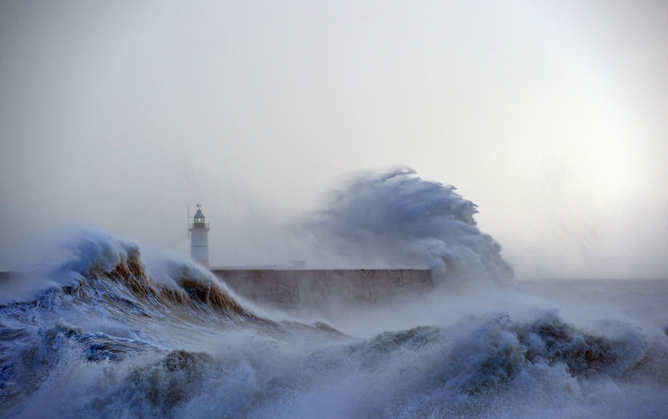 Farol de Newhaven, na costa sul da Inglaterra: tempestades estão castigando o litoral do país | GLYN KIRK/AFP