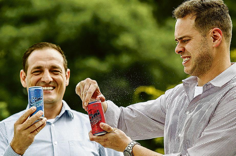 CEO Rodrigo Marcon e o gerente Henrique Domenico: Cini em lata é uma das apostas para aumentar as vendas. | Jonathan Campos/Gazeta do Povo