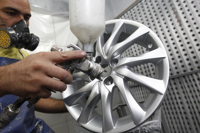 As rodas são pintadas e envernizadas... | Antônio Mote/Gazeta do Povo