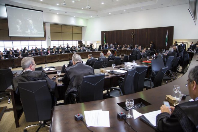 Sessão do TJ: “vantagens eventuais”, que não são claramente definidas, elevam os rendimentos. | Brunno Covello/Gazeta do Povo