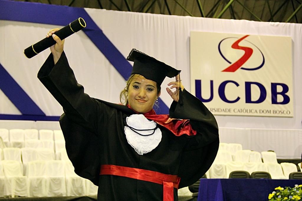 Ana Carolina comemora a sua formatura em jornalismo | Ana Carolina Cáceres/Arquivo pessoal