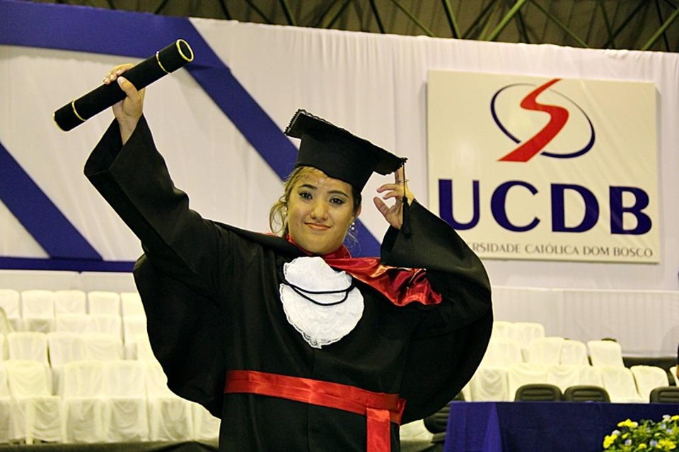 Ana Carolina comemora a sua formatura em jornalismo | Ana Carolina Cáceres/Arquivo pessoal