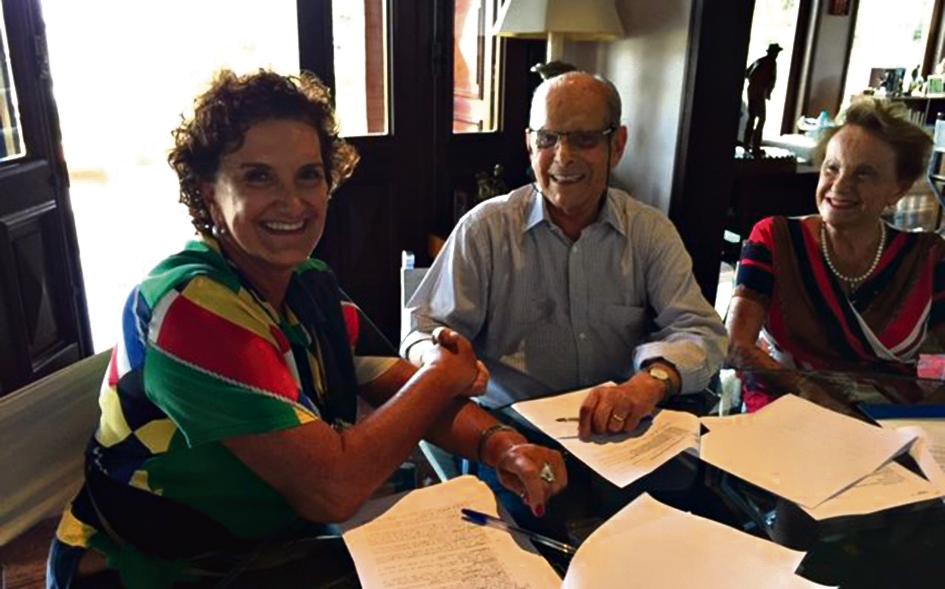 A diretora da Casa Cor Paraná, Marina Nessi (à esq.), com o casal Yvone e Paulo Pimentel no momento da assinatura do contrato para a realização da edição 2016, no último dia 29, no escritório do ex-governador. | Divulgação/Casa Cor