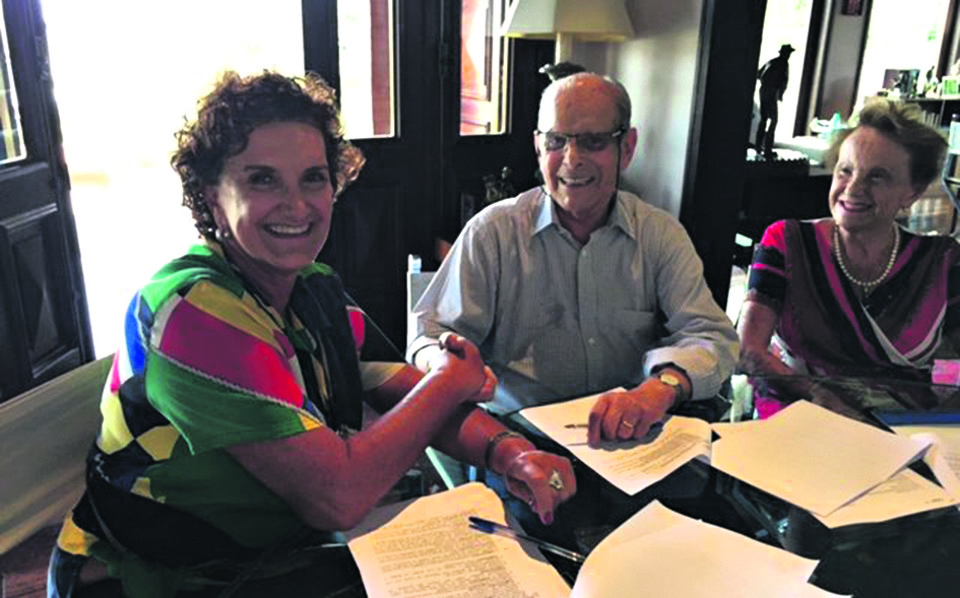 A diretora da Casa Cor Paraná, Marina Nessi (à esq.), com o casal Yvone e Paulo Pimentel no momento da assinatura do contrato para a realização da edição 2016, no último dia 29, no escritório do ex-governador. | Divulgação/Casa Cor