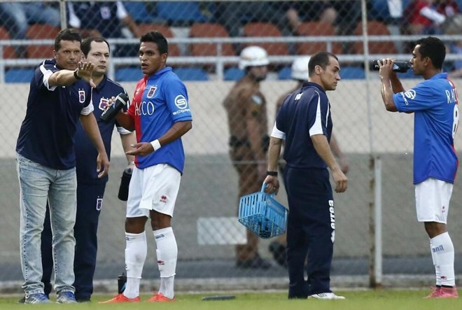 Técnico Claudinei Oliveira orienta o meia Valber na vitória do Paraná sobre o J.Malucelli. | Hugo HaradaGazeta do Povo