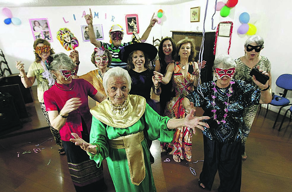 Os 93 saltitantes anos da escritora curitibana Liamir Santos Hauer foram comemorados em plena tarde de terça-feira de Carnaval com uma festa à fantasia no Centro Paranaense Feminino de Cultura. Ela nasceu no dia de Carnaval. | Jonathan Campos/Gazeta do Povo
