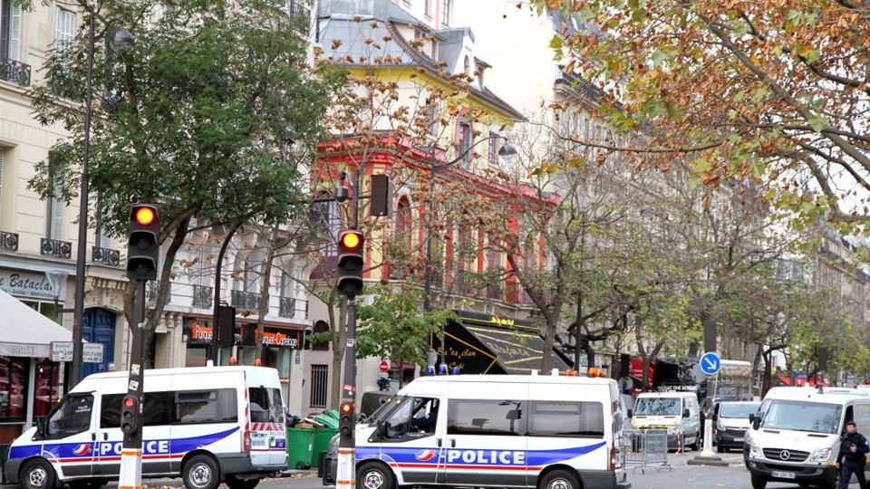 Fachada do Bataclan no dia seguinte ao ataque terrorista | Maya-Anaïs Yataghène/Creative Commons