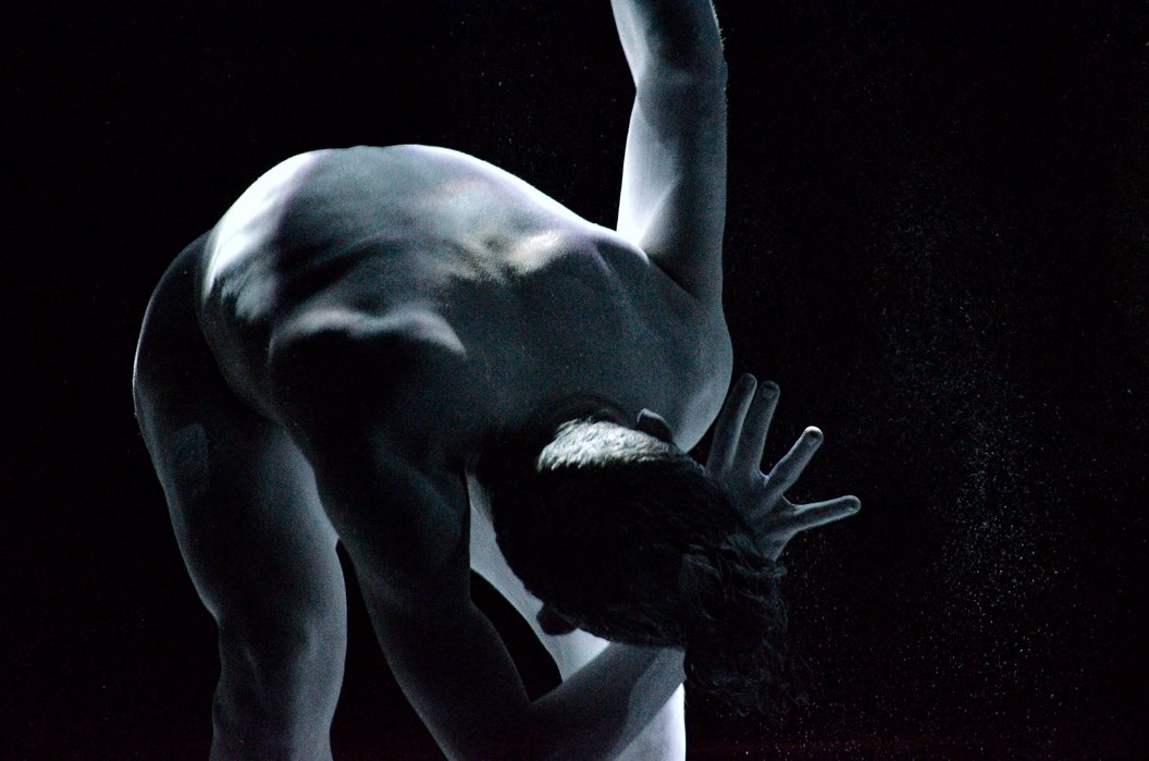 O solo da reestreia traz a dança japonesa do gênero butô. | David D’Visant/Divulgação