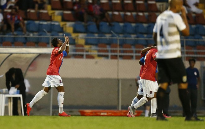 Atacante Robson comemora o primeiro gol do Paraná na vitória sobre o J.Malucelli. | Hugo HaradaGazeta do Povo