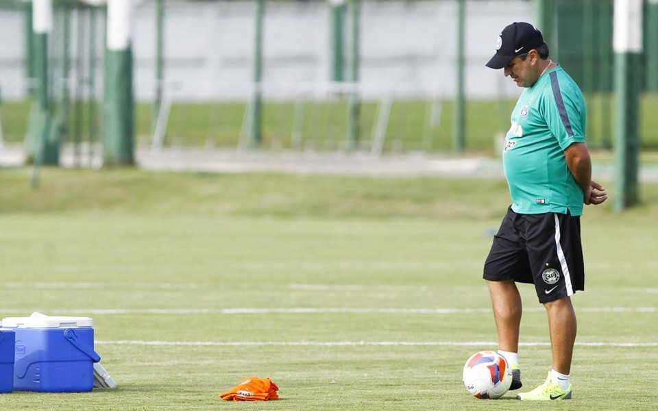 Gilson Kleina tenta manter o foco no futebol diante do atrasao de salários. | Daniel Castellano/Gazeta do Povo