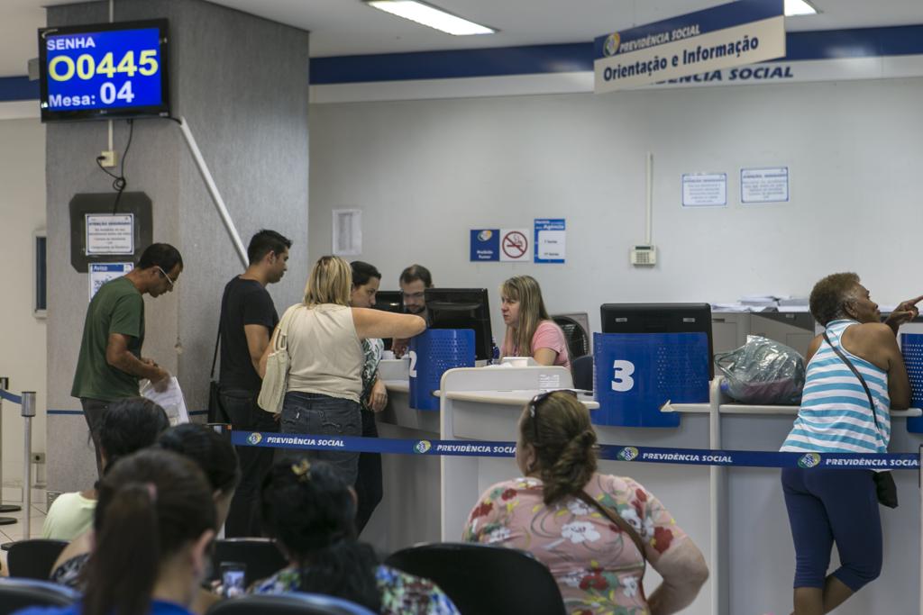 As linhas gerais da proposta do governo são fixar idade mínima para aposentadoria e acabar gradualmente com as diferenças nas regras entre homens e mulheres | Marcelo Andrade/Gazeta do Povo