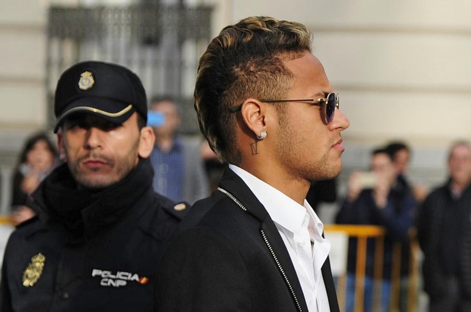 Neymar preferiu não falar com a imprensa antes do depoimento à Justiça da Espanha. | CURTO DE LA TORRE/AFP