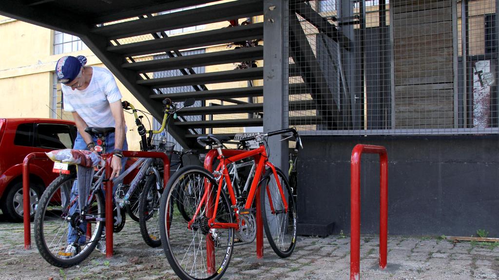 Um dos paraciclos foi instalado no Moinho Rebouças, sede da Fundação Cultural de Curitiba. | Alice Rodrigues/Divulgação