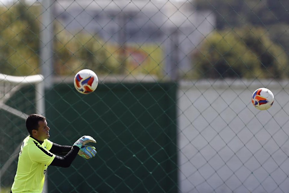 Goleiro Wilson garante que o Coritiba está preparado para conseguir uma vitória contra o Grêmio. | Felipe Rosa/Tribuna do Paraná