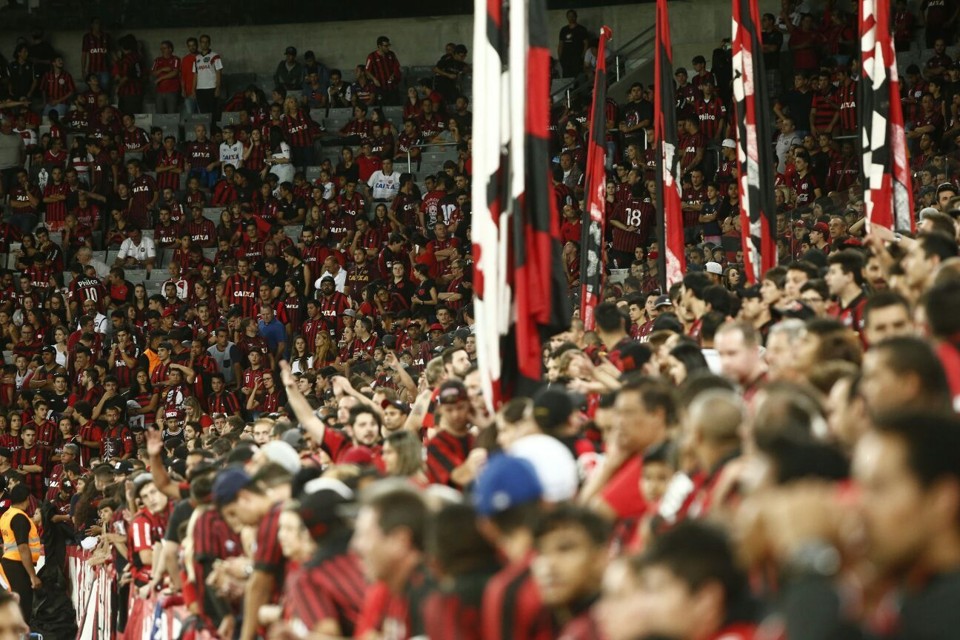 Com ingressos a R$ 40, torcida do Atlético lotou a Arena quarta-feira. | Hugo Harada/Gazeta do Povo