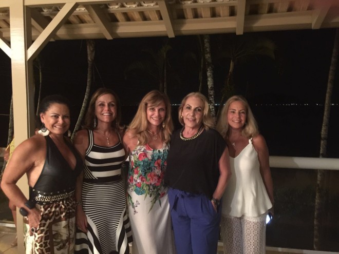 No elegante jantar de Maria José Hauer, em Caiobá, Sandra Formighieri, Heloísa Goetz, Maria Inês Artigas, Suelena Rocha e Cristina Nacli. | Divulgação